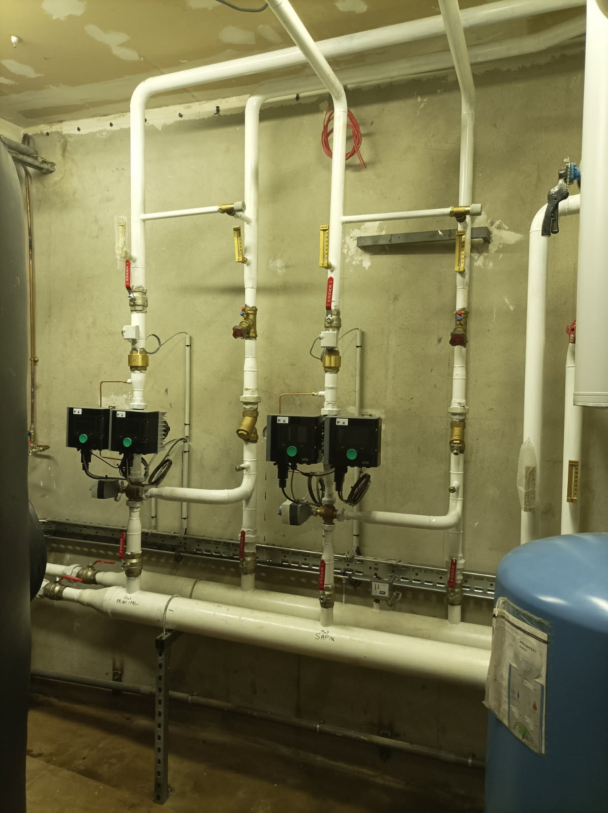 Installation technique de chauffage avec réseaux hydrauliques et circulateurs